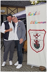 03 OffiziBiwRWHamMarx 2024-09-14  01  Samstags-Tour am 14. September - 1. Katastrophenschutztag in der Duisburger City. Wir durften einen großartigen Tag erleben, der ganz im Zeichen des Ehrenamtes stand. Danach wurde es wieder karnevalistisch, wir besuchten zwei Sommerfeste im Duisburger Norden. Zuerst das gemeinsame Sommerfest von MTV Union Hamborn und dann das Offiziersbiwak bei Rot-Weiss Hamborn- Marxloh. Abschluss war dann auf dem Schlagerbaumfest am Coupe 1900. : DVPJ, Holger II, Phil II., Prinz Karneval, Prinz, Prinzessin Mia I., Hofmarschälle, Page, Pagen, Paginnen, HDK, Duisburg, Karneval, Helau, Tollität, Event, Session 2024, Session 2025, HDK Duisburg, Hauptausschuss, Hauptausschuss Karneval Duisburg, Duisburg ist echt