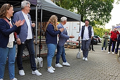 03 OffiziBiwRWHamMarx 2024-09-14  08  Samstags-Tour am 14. September - 1. Katastrophenschutztag in der Duisburger City. Wir durften einen großartigen Tag erleben, der ganz im Zeichen des Ehrenamtes stand. Danach wurde es wieder karnevalistisch, wir besuchten zwei Sommerfeste im Duisburger Norden. Zuerst das gemeinsame Sommerfest von MTV Union Hamborn und dann das Offiziersbiwak bei Rot-Weiss Hamborn- Marxloh. Abschluss war dann auf dem Schlagerbaumfest am Coupe 1900. : DVPJ, Holger II, Phil II., Prinz Karneval, Prinz, Prinzessin Mia I., Hofmarschälle, Page, Pagen, Paginnen, HDK, Duisburg, Karneval, Helau, Tollität, Event, Session 2024, Session 2025, HDK Duisburg, Hauptausschuss, Hauptausschuss Karneval Duisburg, Duisburg ist echt