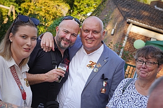 Herbstf MJ 2024-09-21  03  Wir feiern mit - Unter dem Motto „Feiern mit Freunden“  hatten am Samstag dem 21. September die Marxloher-Jecken im Garten des Kirchorts St. Barbara an der Fahrnerstraße zum Herbstfest eingeladen. : DVPJ, Holger II, Phil II., Prinz Karneval, Prinz, Prinzessin Mia I., Hofmarschälle, Page, Pagen, Paginnen, HDK, Duisburg, Karneval, Helau, Tollität, Event, Session 2024, Session 2025, HDK Duisburg, Hauptausschuss, Hauptausschuss Karneval Duisburg, Duisburg ist echt