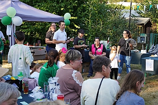Herbstf MJ 2024-09-21  09  Wir feiern mit - Unter dem Motto „Feiern mit Freunden“  hatten am Samstag dem 21. September die Marxloher-Jecken im Garten des Kirchorts St. Barbara an der Fahrnerstraße zum Herbstfest eingeladen. : DVPJ, Holger II, Phil II., Prinz Karneval, Prinz, Prinzessin Mia I., Hofmarschälle, Page, Pagen, Paginnen, HDK, Duisburg, Karneval, Helau, Tollität, Event, Session 2024, Session 2025, HDK Duisburg, Hauptausschuss, Hauptausschuss Karneval Duisburg, Duisburg ist echt