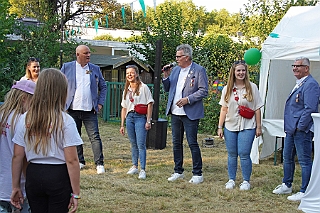 Herbstf MJ 2024-09-21  15  Wir feiern mit - Unter dem Motto „Feiern mit Freunden“  hatten am Samstag dem 21. September die Marxloher-Jecken im Garten des Kirchorts St. Barbara an der Fahrnerstraße zum Herbstfest eingeladen. : DVPJ, Holger II, Phil II., Prinz Karneval, Prinz, Prinzessin Mia I., Hofmarschälle, Page, Pagen, Paginnen, HDK, Duisburg, Karneval, Helau, Tollität, Event, Session 2024, Session 2025, HDK Duisburg, Hauptausschuss, Hauptausschuss Karneval Duisburg, Duisburg ist echt