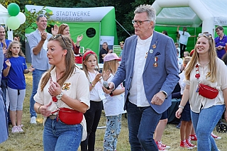 Herbstf MJ 2024-09-21  19  Wir feiern mit - Unter dem Motto „Feiern mit Freunden“  hatten am Samstag dem 21. September die Marxloher-Jecken im Garten des Kirchorts St. Barbara an der Fahrnerstraße zum Herbstfest eingeladen. : DVPJ, Holger II, Phil II., Prinz Karneval, Prinz, Prinzessin Mia I., Hofmarschälle, Page, Pagen, Paginnen, HDK, Duisburg, Karneval, Helau, Tollität, Event, Session 2024, Session 2025, HDK Duisburg, Hauptausschuss, Hauptausschuss Karneval Duisburg, Duisburg ist echt