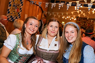Oktf RW Rhein  2024-09-27 01  Oktoberfest - Rheinhausen  - Wie auch in den letzten Jahren feierte die KG Rot-Weiß Rheinhausen in der Erlöser Kirche ihr Oktoberfest. Mit zünftigen Bier und einigen Schmankerln waren wir mit dabei. : DVPJ, Holger II, Phil II., Prinz Karneval, Prinz, Prinzessin Mia I., Hofmarschälle, Page, Pagen, Paginnen, HDK, Duisburg, Karneval, Helau, Tollität, Event, Session 2024, Session 2025, HDK Duisburg, Hauptausschuss, Hauptausschuss Karneval Duisburg, Duisburg ist echt