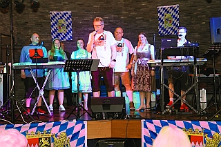 Oktf RW Rhein  2024-09-27 03  Oktoberfest - Rheinhausen  - Wie auch in den letzten Jahren feierte die KG Rot-Weiß Rheinhausen in der Erlöser Kirche ihr Oktoberfest. Mit zünftigen Bier und einigen Schmankerln waren wir mit dabei. : DVPJ, Holger II, Phil II., Prinz Karneval, Prinz, Prinzessin Mia I., Hofmarschälle, Page, Pagen, Paginnen, HDK, Duisburg, Karneval, Helau, Tollität, Event, Session 2024, Session 2025, HDK Duisburg, Hauptausschuss, Hauptausschuss Karneval Duisburg, Duisburg ist echt