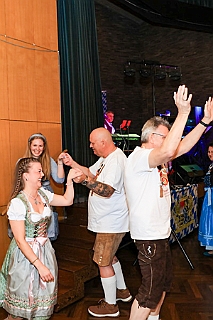 Oktf RW Rhein  2024-09-27 04  Oktoberfest - Rheinhausen  - Wie auch in den letzten Jahren feierte die KG Rot-Weiß Rheinhausen in der Erlöser Kirche ihr Oktoberfest. Mit zünftigen Bier und einigen Schmankerln waren wir mit dabei. : DVPJ, Holger II, Phil II., Prinz Karneval, Prinz, Prinzessin Mia I., Hofmarschälle, Page, Pagen, Paginnen, HDK, Duisburg, Karneval, Helau, Tollität, Event, Session 2024, Session 2025, HDK Duisburg, Hauptausschuss, Hauptausschuss Karneval Duisburg, Duisburg ist echt