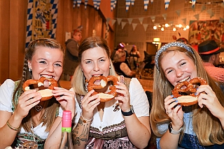 Oktf RW Rhein  2024-09-27 06  Oktoberfest - Rheinhausen  - Wie auch in den letzten Jahren feierte die KG Rot-Weiß Rheinhausen in der Erlöser Kirche ihr Oktoberfest. Mit zünftigen Bier und einigen Schmankerln waren wir mit dabei. : DVPJ, Holger II, Phil II., Prinz Karneval, Prinz, Prinzessin Mia I., Hofmarschälle, Page, Pagen, Paginnen, HDK, Duisburg, Karneval, Helau, Tollität, Event, Session 2024, Session 2025, HDK Duisburg, Hauptausschuss, Hauptausschuss Karneval Duisburg, Duisburg ist echt