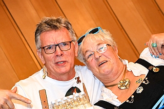 Oktf RW Rhein  2024-09-27 09  Oktoberfest - Rheinhausen  - Wie auch in den letzten Jahren feierte die KG Rot-Weiß Rheinhausen in der Erlöser Kirche ihr Oktoberfest. Mit zünftigen Bier und einigen Schmankerln waren wir mit dabei. : DVPJ, Holger II, Phil II., Prinz Karneval, Prinz, Prinzessin Mia I., Hofmarschälle, Page, Pagen, Paginnen, HDK, Duisburg, Karneval, Helau, Tollität, Event, Session 2024, Session 2025, HDK Duisburg, Hauptausschuss, Hauptausschuss Karneval Duisburg, Duisburg ist echt