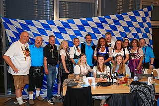 Oktf RW Rhein  2024-09-27 10  Oktoberfest - Rheinhausen  - Wie auch in den letzten Jahren feierte die KG Rot-Weiß Rheinhausen in der Erlöser Kirche ihr Oktoberfest. Mit zünftigen Bier und einigen Schmankerln waren wir mit dabei. : DVPJ, Holger II, Phil II., Prinz Karneval, Prinz, Prinzessin Mia I., Hofmarschälle, Page, Pagen, Paginnen, HDK, Duisburg, Karneval, Helau, Tollität, Event, Session 2024, Session 2025, HDK Duisburg, Hauptausschuss, Hauptausschuss Karneval Duisburg, Duisburg ist echt