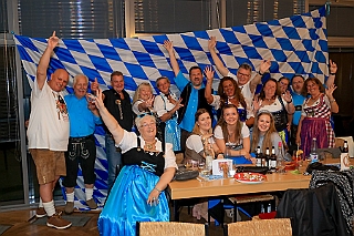 Oktf RW Rhein  2024-09-27 11  Oktoberfest - Rheinhausen  - Wie auch in den letzten Jahren feierte die KG Rot-Weiß Rheinhausen in der Erlöser Kirche ihr Oktoberfest. Mit zünftigen Bier und einigen Schmankerln waren wir mit dabei. : DVPJ, Holger II, Phil II., Prinz Karneval, Prinz, Prinzessin Mia I., Hofmarschälle, Page, Pagen, Paginnen, HDK, Duisburg, Karneval, Helau, Tollität, Event, Session 2024, Session 2025, HDK Duisburg, Hauptausschuss, Hauptausschuss Karneval Duisburg, Duisburg ist echt