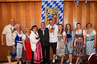 Oktf RW Rhein  2024-09-27 13  Oktoberfest - Rheinhausen  - Wie auch in den letzten Jahren feierte die KG Rot-Weiß Rheinhausen in der Erlöser Kirche ihr Oktoberfest. Mit zünftigen Bier und einigen Schmankerln waren wir mit dabei. : DVPJ, Holger II, Phil II., Prinz Karneval, Prinz, Prinzessin Mia I., Hofmarschälle, Page, Pagen, Paginnen, HDK, Duisburg, Karneval, Helau, Tollität, Event, Session 2024, Session 2025, HDK Duisburg, Hauptausschuss, Hauptausschuss Karneval Duisburg, Duisburg ist echt
