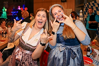 Oktf RW Rhein  2024-09-27 17  Oktoberfest - Rheinhausen  - Wie auch in den letzten Jahren feierte die KG Rot-Weiß Rheinhausen in der Erlöser Kirche ihr Oktoberfest. Mit zünftigen Bier und einigen Schmankerln waren wir mit dabei. : DVPJ, Holger II, Phil II., Prinz Karneval, Prinz, Prinzessin Mia I., Hofmarschälle, Page, Pagen, Paginnen, HDK, Duisburg, Karneval, Helau, Tollität, Event, Session 2024, Session 2025, HDK Duisburg, Hauptausschuss, Hauptausschuss Karneval Duisburg, Duisburg ist echt