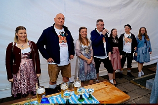 01 Oktf BSV Wedau 2024-09-28 01  Oktoberfest -Tour, die Zweite - O`zapft war am Samstag den 28. September zuerst beim BSV Duisburg Wedau. Danach in das Blau-Weiss geschmückte Festzelt au dem Kastelle Pitter Platzt im Partydorf Serm. Das letzte Etappenziel war dann in Duissern an der Futterstraße beim PSV 1920 e.V. „O`zapft is im blau-weissen Vereinshaus“ : DVPJ, Holger II, Phil II., Prinz Karneval, Prinz, Prinzessin Mia I., Hofmarschälle, Page, Pagen, Paginnen, HDK, Duisburg, Karneval, Helau, Tollität, Event, Session 2024, Session 2025, HDK Duisburg, Hauptausschuss, Hauptausschuss Karneval Duisburg, Duisburg ist echt