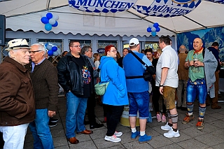 01 Oktf BSV Wedau 2024-09-28 02  Oktoberfest -Tour, die Zweite - O`zapft war am Samstag den 28. September zuerst beim BSV Duisburg Wedau. Danach in das Blau-Weiss geschmückte Festzelt au dem Kastelle Pitter Platzt im Partydorf Serm. Das letzte Etappenziel war dann in Duissern an der Futterstraße beim PSV 1920 e.V. „O`zapft is im blau-weissen Vereinshaus“ : DVPJ, Holger II, Phil II., Prinz Karneval, Prinz, Prinzessin Mia I., Hofmarschälle, Page, Pagen, Paginnen, HDK, Duisburg, Karneval, Helau, Tollität, Event, Session 2024, Session 2025, HDK Duisburg, Hauptausschuss, Hauptausschuss Karneval Duisburg, Duisburg ist echt