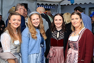01 Oktf BSV Wedau 2024-09-28 03  Oktoberfest -Tour, die Zweite - O`zapft war am Samstag den 28. September zuerst beim BSV Duisburg Wedau. Danach in das Blau-Weiss geschmückte Festzelt au dem Kastelle Pitter Platzt im Partydorf Serm. Das letzte Etappenziel war dann in Duissern an der Futterstraße beim PSV 1920 e.V. „O`zapft is im blau-weissen Vereinshaus“ : DVPJ, Holger II, Phil II., Prinz Karneval, Prinz, Prinzessin Mia I., Hofmarschälle, Page, Pagen, Paginnen, HDK, Duisburg, Karneval, Helau, Tollität, Event, Session 2024, Session 2025, HDK Duisburg, Hauptausschuss, Hauptausschuss Karneval Duisburg, Duisburg ist echt