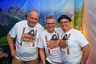 01 Oktf BSV Wedau 2024-09-28 05  Oktoberfest -Tour, die Zweite - O`zapft war am Samstag den 28. September zuerst beim BSV Duisburg Wedau. Danach in das Blau-Weiss geschmückte Festzelt au dem Kastelle Pitter Platzt im Partydorf Serm. Das letzte Etappenziel war dann in Duissern an der Futterstraße beim PSV 1920 e.V. „O`zapft is im blau-weissen Vereinshaus“ : DVPJ, Holger II, Phil II., Prinz Karneval, Prinz, Prinzessin Mia I., Hofmarschälle, Page, Pagen, Paginnen, HDK, Duisburg, Karneval, Helau, Tollität, Event, Session 2024, Session 2025, HDK Duisburg, Hauptausschuss, Hauptausschuss Karneval Duisburg, Duisburg ist echt