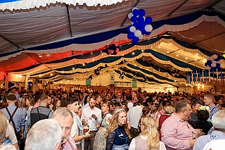 02 Oktf Serm 2024-09-28 02  Oktoberfest -Tour, die Zweite - O`zapft war am Samstag den 28. September zuerst beim BSV Duisburg Wedau. Danach in das Blau-Weiss geschmückte Festzelt au dem Kastelle Pitter Platzt im Partydorf Serm. Das letzte Etappenziel war dann in Duissern an der Futterstraße beim PSV 1920 e.V. „O`zapft is im blau-weissen Vereinshaus“ : DVPJ, Holger II, Phil II., Prinz Karneval, Prinz, Prinzessin Mia I., Hofmarschälle, Page, Pagen, Paginnen, HDK, Duisburg, Karneval, Helau, Tollität, Event, Session 2024, Session 2025, HDK Duisburg, Hauptausschuss, Hauptausschuss Karneval Duisburg, Duisburg ist echt