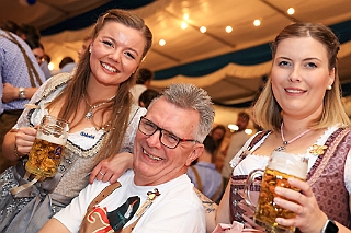 02 Oktf Serm 2024-09-28 03  Oktoberfest -Tour, die Zweite - O`zapft war am Samstag den 28. September zuerst beim BSV Duisburg Wedau. Danach in das Blau-Weiss geschmückte Festzelt au dem Kastelle Pitter Platzt im Partydorf Serm. Das letzte Etappenziel war dann in Duissern an der Futterstraße beim PSV 1920 e.V. „O`zapft is im blau-weissen Vereinshaus“ : DVPJ, Holger II, Phil II., Prinz Karneval, Prinz, Prinzessin Mia I., Hofmarschälle, Page, Pagen, Paginnen, HDK, Duisburg, Karneval, Helau, Tollität, Event, Session 2024, Session 2025, HDK Duisburg, Hauptausschuss, Hauptausschuss Karneval Duisburg, Duisburg ist echt
