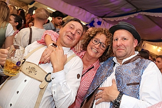 02 Oktf Serm 2024-09-28 05  Oktoberfest -Tour, die Zweite - O`zapft war am Samstag den 28. September zuerst beim BSV Duisburg Wedau. Danach in das Blau-Weiss geschmückte Festzelt au dem Kastelle Pitter Platzt im Partydorf Serm. Das letzte Etappenziel war dann in Duissern an der Futterstraße beim PSV 1920 e.V. „O`zapft is im blau-weissen Vereinshaus“ : DVPJ, Holger II, Phil II., Prinz Karneval, Prinz, Prinzessin Mia I., Hofmarschälle, Page, Pagen, Paginnen, HDK, Duisburg, Karneval, Helau, Tollität, Event, Session 2024, Session 2025, HDK Duisburg, Hauptausschuss, Hauptausschuss Karneval Duisburg, Duisburg ist echt