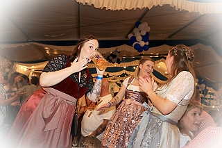02 Oktf Serm 2024-09-28 07  Oktoberfest -Tour, die Zweite - O`zapft war am Samstag den 28. September zuerst beim BSV Duisburg Wedau. Danach in das Blau-Weiss geschmückte Festzelt au dem Kastelle Pitter Platzt im Partydorf Serm. Das letzte Etappenziel war dann in Duissern an der Futterstraße beim PSV 1920 e.V. „O`zapft is im blau-weissen Vereinshaus“ : DVPJ, Holger II, Phil II., Prinz Karneval, Prinz, Prinzessin Mia I., Hofmarschälle, Page, Pagen, Paginnen, HDK, Duisburg, Karneval, Helau, Tollität, Event, Session 2024, Session 2025, HDK Duisburg, Hauptausschuss, Hauptausschuss Karneval Duisburg, Duisburg ist echt