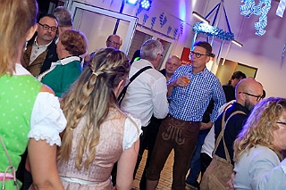 03 Oktf PSV1920 2024-09-28 01  Oktoberfest -Tour, die Zweite - O`zapft war am Samstag den 28. September zuerst beim BSV Duisburg Wedau. Danach in das Blau-Weiss geschmückte Festzelt au dem Kastelle Pitter Platzt im Partydorf Serm. Das letzte Etappenziel war dann in Duissern an der Futterstraße beim PSV 1920 e.V. „O`zapft is im blau-weissen Vereinshaus“ : DVPJ, Holger II, Phil II., Prinz Karneval, Prinz, Prinzessin Mia I., Hofmarschälle, Page, Pagen, Paginnen, HDK, Duisburg, Karneval, Helau, Tollität, Event, Session 2024, Session 2025, HDK Duisburg, Hauptausschuss, Hauptausschuss Karneval Duisburg, Duisburg ist echt