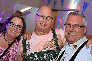 03 Oktf PSV1920 2024-09-28 03  Oktoberfest -Tour, die Zweite - O`zapft war am Samstag den 28. September zuerst beim BSV Duisburg Wedau. Danach in das Blau-Weiss geschmückte Festzelt au dem Kastelle Pitter Platzt im Partydorf Serm. Das letzte Etappenziel war dann in Duissern an der Futterstraße beim PSV 1920 e.V. „O`zapft is im blau-weissen Vereinshaus“ : DVPJ, Holger II, Phil II., Prinz Karneval, Prinz, Prinzessin Mia I., Hofmarschälle, Page, Pagen, Paginnen, HDK, Duisburg, Karneval, Helau, Tollität, Event, Session 2024, Session 2025, HDK Duisburg, Hauptausschuss, Hauptausschuss Karneval Duisburg, Duisburg ist echt