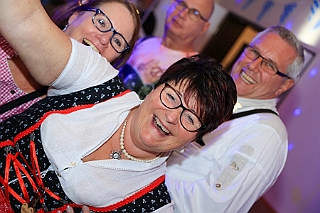 03 Oktf PSV1920 2024-09-28 04  Oktoberfest -Tour, die Zweite - O`zapft war am Samstag den 28. September zuerst beim BSV Duisburg Wedau. Danach in das Blau-Weiss geschmückte Festzelt au dem Kastelle Pitter Platzt im Partydorf Serm. Das letzte Etappenziel war dann in Duissern an der Futterstraße beim PSV 1920 e.V. „O`zapft is im blau-weissen Vereinshaus“ : DVPJ, Holger II, Phil II., Prinz Karneval, Prinz, Prinzessin Mia I., Hofmarschälle, Page, Pagen, Paginnen, HDK, Duisburg, Karneval, Helau, Tollität, Event, Session 2024, Session 2025, HDK Duisburg, Hauptausschuss, Hauptausschuss Karneval Duisburg, Duisburg ist echt