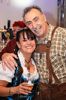 03 Oktf PSV1920 2024-09-28 06  Oktoberfest -Tour, die Zweite - O`zapft war am Samstag den 28. September zuerst beim BSV Duisburg Wedau. Danach in das Blau-Weiss geschmückte Festzelt au dem Kastelle Pitter Platzt im Partydorf Serm. Das letzte Etappenziel war dann in Duissern an der Futterstraße beim PSV 1920 e.V. „O`zapft is im blau-weissen Vereinshaus“ : DVPJ, Holger II, Phil II., Prinz Karneval, Prinz, Prinzessin Mia I., Hofmarschälle, Page, Pagen, Paginnen, HDK, Duisburg, Karneval, Helau, Tollität, Event, Session 2024, Session 2025, HDK Duisburg, Hauptausschuss, Hauptausschuss Karneval Duisburg, Duisburg ist echt