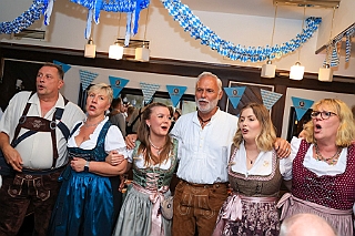 Oktoberf DelfterSt 2024-10-04 03  Narrenzunft Homberg - Sommerfest - Vielen lieben Dank für die Gastfreundschaften auf eurem Sommerfest am 22. Juni auf dem Bauernhof der Familie Hase an der Bruchstraße in Homberg. : DVPJ, Holger II, Phil II., Prinz Karneval, Prinz, Prinzessin Mia I., Hofmarschälle, Page, Pagen, Paginnen, HDK, Duisburg, Karneval, Helau, Tollität, Event, Session 2024, Session 2025, HDK Duisburg, Hauptausschuss, Hauptausschuss Karneval Duisburg, Duisburg ist echt