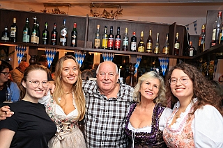 Oktoberf DelfterSt 2024-10-04 05  Narrenzunft Homberg - Sommerfest - Vielen lieben Dank für die Gastfreundschaften auf eurem Sommerfest am 22. Juni auf dem Bauernhof der Familie Hase an der Bruchstraße in Homberg. : DVPJ, Holger II, Phil II., Prinz Karneval, Prinz, Prinzessin Mia I., Hofmarschälle, Page, Pagen, Paginnen, HDK, Duisburg, Karneval, Helau, Tollität, Event, Session 2024, Session 2025, HDK Duisburg, Hauptausschuss, Hauptausschuss Karneval Duisburg, Duisburg ist echt