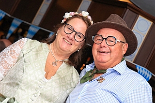 Oktoberf DelfterSt 2024-10-04 11  Narrenzunft Homberg - Sommerfest - Vielen lieben Dank für die Gastfreundschaften auf eurem Sommerfest am 22. Juni auf dem Bauernhof der Familie Hase an der Bruchstraße in Homberg. : DVPJ, Holger II, Phil II., Prinz Karneval, Prinz, Prinzessin Mia I., Hofmarschälle, Page, Pagen, Paginnen, HDK, Duisburg, Karneval, Helau, Tollität, Event, Session 2024, Session 2025, HDK Duisburg, Hauptausschuss, Hauptausschuss Karneval Duisburg, Duisburg ist echt