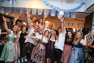 Oktoberf DelfterSt 2024-10-04 16  Narrenzunft Homberg - Sommerfest - Vielen lieben Dank für die Gastfreundschaften auf eurem Sommerfest am 22. Juni auf dem Bauernhof der Familie Hase an der Bruchstraße in Homberg. : DVPJ, Holger II, Phil II., Prinz Karneval, Prinz, Prinzessin Mia I., Hofmarschälle, Page, Pagen, Paginnen, HDK, Duisburg, Karneval, Helau, Tollität, Event, Session 2024, Session 2025, HDK Duisburg, Hauptausschuss, Hauptausschuss Karneval Duisburg, Duisburg ist echt