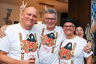 Oktoberf DelfterSt 2024-10-04 18  Narrenzunft Homberg - Sommerfest - Vielen lieben Dank für die Gastfreundschaften auf eurem Sommerfest am 22. Juni auf dem Bauernhof der Familie Hase an der Bruchstraße in Homberg. : DVPJ, Holger II, Phil II., Prinz Karneval, Prinz, Prinzessin Mia I., Hofmarschälle, Page, Pagen, Paginnen, HDK, Duisburg, Karneval, Helau, Tollität, Event, Session 2024, Session 2025, HDK Duisburg, Hauptausschuss, Hauptausschuss Karneval Duisburg, Duisburg ist echt