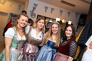 Oktoberf DelfterSt 2024-10-04 20  Narrenzunft Homberg - Sommerfest - Vielen lieben Dank für die Gastfreundschaften auf eurem Sommerfest am 22. Juni auf dem Bauernhof der Familie Hase an der Bruchstraße in Homberg. : DVPJ, Holger II, Phil II., Prinz Karneval, Prinz, Prinzessin Mia I., Hofmarschälle, Page, Pagen, Paginnen, HDK, Duisburg, Karneval, Helau, Tollität, Event, Session 2024, Session 2025, HDK Duisburg, Hauptausschuss, Hauptausschuss Karneval Duisburg, Duisburg ist echt