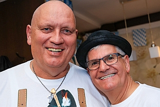 Oktoberf DelfterSt 2024-10-04 21  Narrenzunft Homberg - Sommerfest - Vielen lieben Dank für die Gastfreundschaften auf eurem Sommerfest am 22. Juni auf dem Bauernhof der Familie Hase an der Bruchstraße in Homberg. : DVPJ, Holger II, Phil II., Prinz Karneval, Prinz, Prinzessin Mia I., Hofmarschälle, Page, Pagen, Paginnen, HDK, Duisburg, Karneval, Helau, Tollität, Event, Session 2024, Session 2025, HDK Duisburg, Hauptausschuss, Hauptausschuss Karneval Duisburg, Duisburg ist echt
