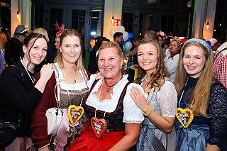 01 Oktoberf Lions 2024-10-05 02  Oktoberfest -Tour, die Dritte - Samstag der 5. Oktober. Unsere Station war das 2. „Lions“ Oktoberfest  des Lions Hilfswerk Duisburg-Concordia in der Location „kalt.weiss.trocken.“ Danach ging es noch ins „BUDDY`S“, der Eventlocation mit Oldtimer.Flair. : DVPJ, Holger II, Phil II., Prinz Karneval, Prinz, Prinzessin Mia I., Hofmarschälle, Page, Pagen, Paginnen, HDK, Duisburg, Karneval, Helau, Tollität, Event, Session 2024, Session 2025, HDK Duisburg, Hauptausschuss, Hauptausschuss Karneval Duisburg, Duisburg ist echt