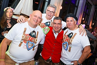 01 Oktoberf Lions 2024-10-05 03  Oktoberfest -Tour, die Dritte - Samstag der 5. Oktober. Unsere Station war das 2. „Lions“ Oktoberfest  des Lions Hilfswerk Duisburg-Concordia in der Location „kalt.weiss.trocken.“ Danach ging es noch ins „BUDDY`S“, der Eventlocation mit Oldtimer.Flair. : DVPJ, Holger II, Phil II., Prinz Karneval, Prinz, Prinzessin Mia I., Hofmarschälle, Page, Pagen, Paginnen, HDK, Duisburg, Karneval, Helau, Tollität, Event, Session 2024, Session 2025, HDK Duisburg, Hauptausschuss, Hauptausschuss Karneval Duisburg, Duisburg ist echt