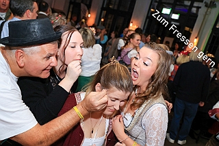 01 Oktoberf Lions 2024-10-05 05  Oktoberfest -Tour, die Dritte - Samstag der 5. Oktober. Unsere Station war das 2. „Lions“ Oktoberfest  des Lions Hilfswerk Duisburg-Concordia in der Location „kalt.weiss.trocken.“ Danach ging es noch ins „BUDDY`S“, der Eventlocation mit Oldtimer.Flair. : DVPJ, Holger II, Phil II., Prinz Karneval, Prinz, Prinzessin Mia I., Hofmarschälle, Page, Pagen, Paginnen, HDK, Duisburg, Karneval, Helau, Tollität, Event, Session 2024, Session 2025, HDK Duisburg, Hauptausschuss, Hauptausschuss Karneval Duisburg, Duisburg ist echt