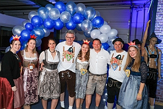 02 Oktoberf BUDDYS 2024-10-05 02  Oktoberfest -Tour, die Dritte - Samstag der 5. Oktober. Unsere Station war das 2. „Lions“ Oktoberfest  des Lions Hilfswerk Duisburg-Concordia in der Location „kalt.weiss.trocken.“ Danach ging es noch ins „BUDDY`S“, der Eventlocation mit Oldtimer.Flair. : DVPJ, Holger II, Phil II., Prinz Karneval, Prinz, Prinzessin Mia I., Hofmarschälle, Page, Pagen, Paginnen, HDK, Duisburg, Karneval, Helau, Tollität, Event, Session 2024, Session 2025, HDK Duisburg, Hauptausschuss, Hauptausschuss Karneval Duisburg, Duisburg ist echt
