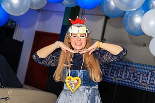02 Oktoberf BUDDYS 2024-10-05 04  Oktoberfest -Tour, die Dritte - Samstag der 5. Oktober. Unsere Station war das 2. „Lions“ Oktoberfest  des Lions Hilfswerk Duisburg-Concordia in der Location „kalt.weiss.trocken.“ Danach ging es noch ins „BUDDY`S“, der Eventlocation mit Oldtimer.Flair. : DVPJ, Holger II, Phil II., Prinz Karneval, Prinz, Prinzessin Mia I., Hofmarschälle, Page, Pagen, Paginnen, HDK, Duisburg, Karneval, Helau, Tollität, Event, Session 2024, Session 2025, HDK Duisburg, Hauptausschuss, Hauptausschuss Karneval Duisburg, Duisburg ist echt