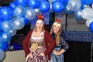 02 Oktoberf BUDDYS 2024-10-05 05  Oktoberfest -Tour, die Dritte - Samstag der 5. Oktober. Unsere Station war das 2. „Lions“ Oktoberfest  des Lions Hilfswerk Duisburg-Concordia in der Location „kalt.weiss.trocken.“ Danach ging es noch ins „BUDDY`S“, der Eventlocation mit Oldtimer.Flair. : DVPJ, Holger II, Phil II., Prinz Karneval, Prinz, Prinzessin Mia I., Hofmarschälle, Page, Pagen, Paginnen, HDK, Duisburg, Karneval, Helau, Tollität, Event, Session 2024, Session 2025, HDK Duisburg, Hauptausschuss, Hauptausschuss Karneval Duisburg, Duisburg ist echt