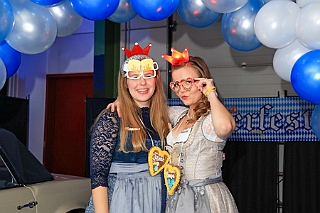 02 Oktoberf BUDDYS 2024-10-05 06  Oktoberfest -Tour, die Dritte - Samstag der 5. Oktober. Unsere Station war das 2. „Lions“ Oktoberfest  des Lions Hilfswerk Duisburg-Concordia in der Location „kalt.weiss.trocken.“ Danach ging es noch ins „BUDDY`S“, der Eventlocation mit Oldtimer.Flair. : DVPJ, Holger II, Phil II., Prinz Karneval, Prinz, Prinzessin Mia I., Hofmarschälle, Page, Pagen, Paginnen, HDK, Duisburg, Karneval, Helau, Tollität, Event, Session 2024, Session 2025, HDK Duisburg, Hauptausschuss, Hauptausschuss Karneval Duisburg, Duisburg ist echt