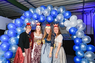 02 Oktoberf BUDDYS 2024-10-05 08  Oktoberfest -Tour, die Dritte - Samstag der 5. Oktober. Unsere Station war das 2. „Lions“ Oktoberfest  des Lions Hilfswerk Duisburg-Concordia in der Location „kalt.weiss.trocken.“ Danach ging es noch ins „BUDDY`S“, der Eventlocation mit Oldtimer.Flair. : DVPJ, Holger II, Phil II., Prinz Karneval, Prinz, Prinzessin Mia I., Hofmarschälle, Page, Pagen, Paginnen, HDK, Duisburg, Karneval, Helau, Tollität, Event, Session 2024, Session 2025, HDK Duisburg, Hauptausschuss, Hauptausschuss Karneval Duisburg, Duisburg ist echt