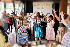 Koenigreich Duissern 2024-10-06 05  Gaudi beim Frühschoppen - „O`zapft is“ morgens um 11 Uhr in die Tennis Gaststätte des DSC Preussen aus der Futterstraße. Die KG Königreich Duissern hatte zum Wies`n Frühschoppen geladen. : DVPJ, Holger II, Phil II., Prinz Karneval, Prinz, Prinzessin Mia I., Hofmarschälle, Page, Pagen, Paginnen, HDK, Duisburg, Karneval, Helau, Tollität, Event, Session 2024, Session 2025, HDK Duisburg, Hauptausschuss, Hauptausschuss Karneval Duisburg, Duisburg ist echt