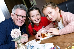 Koenigreich Duissern 2024-10-06 19  Gaudi beim Frühschoppen - „O`zapft is“ morgens um 11 Uhr in die Tennis Gaststätte des DSC Preussen aus der Futterstraße. Die KG Königreich Duissern hatte zum Wies`n Frühschoppen geladen. : DVPJ, Holger II, Phil II., Prinz Karneval, Prinz, Prinzessin Mia I., Hofmarschälle, Page, Pagen, Paginnen, HDK, Duisburg, Karneval, Helau, Tollität, Event, Session 2024, Session 2025, HDK Duisburg, Hauptausschuss, Hauptausschuss Karneval Duisburg, Duisburg ist echt