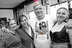 Koenigreich Duissern 2024-10-06 45  Gaudi beim Frühschoppen - „O`zapft is“ morgens um 11 Uhr in die Tennis Gaststätte des DSC Preussen aus der Futterstraße. Die KG Königreich Duissern hatte zum Wies`n Frühschoppen geladen. : DVPJ, Holger II, Phil II., Prinz Karneval, Prinz, Prinzessin Mia I., Hofmarschälle, Page, Pagen, Paginnen, HDK, Duisburg, Karneval, Helau, Tollität, Event, Session 2024, Session 2025, HDK Duisburg, Hauptausschuss, Hauptausschuss Karneval Duisburg, Duisburg ist echt