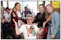 Koenigreich Duissern 2024-10-06 49  Gaudi beim Frühschoppen - „O`zapft is“ morgens um 11 Uhr in die Tennis Gaststätte des DSC Preussen aus der Futterstraße. Die KG Königreich Duissern hatte zum Wies`n Frühschoppen geladen. : DVPJ, Holger II, Phil II., Prinz Karneval, Prinz, Prinzessin Mia I., Hofmarschälle, Page, Pagen, Paginnen, HDK, Duisburg, Karneval, Helau, Tollität, Event, Session 2024, Session 2025, HDK Duisburg, Hauptausschuss, Hauptausschuss Karneval Duisburg, Duisburg ist echt