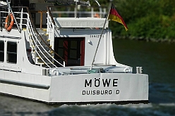 Rheintour 2024-10-13 01  Stromabwärts mit den Tollitäten (spe) - Schon zum vierten Mal folgte ein Bonner Prinzenpaar der Einladung eines designierten Duisburger Stadtprinzen zu einer Rundfahrt au dem Rhein. Mit der „MS Möwe“ ging rheinabwärts nach Düsseldorf und wieder zurück. Zeit genug das Oliver, Maike und Holger(II.) sich kennen lernten. : DVPJ, Holger II, Phil II., Prinz Karneval, Prinz, Prinzessin Mia I., Hofmarschälle, Page, Pagen, Paginnen, HDK, Duisburg, Karneval, Helau, Tollität, Event, Session 2024, Session 2025, HDK Duisburg, Hauptausschuss, Hauptausschuss Karneval Duisburg, Duisburg ist echt
