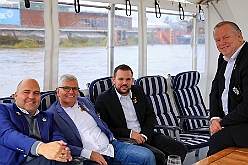Rheintour 2024-10-13 06  Stromabwärts mit den Tollitäten (spe) - Schon zum vierten Mal folgte ein Bonner Prinzenpaar der Einladung eines designierten Duisburger Stadtprinzen zu einer Rundfahrt au dem Rhein. Mit der „MS Möwe“ ging rheinabwärts nach Düsseldorf und wieder zurück. Zeit genug das Oliver, Maike und Holger(II.) sich kennen lernten. : DVPJ, Holger II, Phil II., Prinz Karneval, Prinz, Prinzessin Mia I., Hofmarschälle, Page, Pagen, Paginnen, HDK, Duisburg, Karneval, Helau, Tollität, Event, Session 2024, Session 2025, HDK Duisburg, Hauptausschuss, Hauptausschuss Karneval Duisburg, Duisburg ist echt