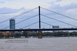 Rheintour 2024-10-13 14  Stromabwärts mit den Tollitäten (spe) - Schon zum vierten Mal folgte ein Bonner Prinzenpaar der Einladung eines designierten Duisburger Stadtprinzen zu einer Rundfahrt au dem Rhein. Mit der „MS Möwe“ ging rheinabwärts nach Düsseldorf und wieder zurück. Zeit genug das Oliver, Maike und Holger(II.) sich kennen lernten. : DVPJ, Holger II, Phil II., Prinz Karneval, Prinz, Prinzessin Mia I., Hofmarschälle, Page, Pagen, Paginnen, HDK, Duisburg, Karneval, Helau, Tollität, Event, Session 2024, Session 2025, HDK Duisburg, Hauptausschuss, Hauptausschuss Karneval Duisburg, Duisburg ist echt