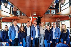 Rheintour 2024-10-13 23  Stromabwärts mit den Tollitäten (spe) - Schon zum vierten Mal folgte ein Bonner Prinzenpaar der Einladung eines designierten Duisburger Stadtprinzen zu einer Rundfahrt au dem Rhein. Mit der „MS Möwe“ ging rheinabwärts nach Düsseldorf und wieder zurück. Zeit genug das Oliver, Maike und Holger(II.) sich kennen lernten. : DVPJ, Holger II, Phil II., Prinz Karneval, Prinz, Prinzessin Mia I., Hofmarschälle, Page, Pagen, Paginnen, HDK, Duisburg, Karneval, Helau, Tollität, Event, Session 2024, Session 2025, HDK Duisburg, Hauptausschuss, Hauptausschuss Karneval Duisburg, Duisburg ist echt